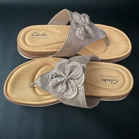 Clarks Collection taupe metallic women’s thongs shoe size 8.5M - Picture 5 of 7